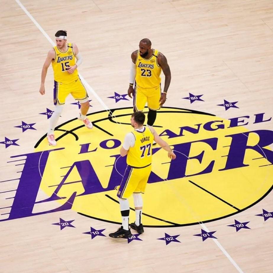 包含NBA湖人队夺得总冠军，詹姆斯领衔成就三连冠的词条
