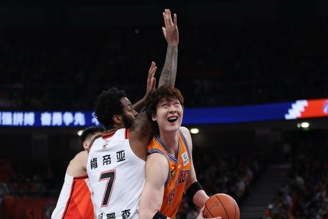 关于CBA俱乐部杯首场比赛上海久事大鲨鱼获胜的信息