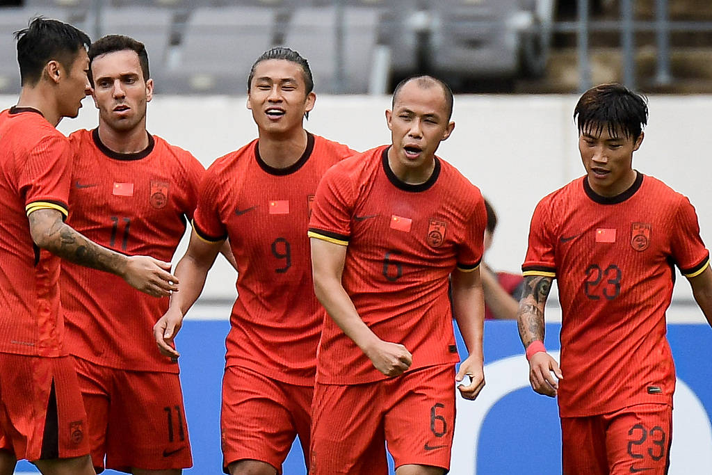 国足东亚杯首开记录，1-0小胜香港队逃离垫底，滑跪庆祝的简单介绍