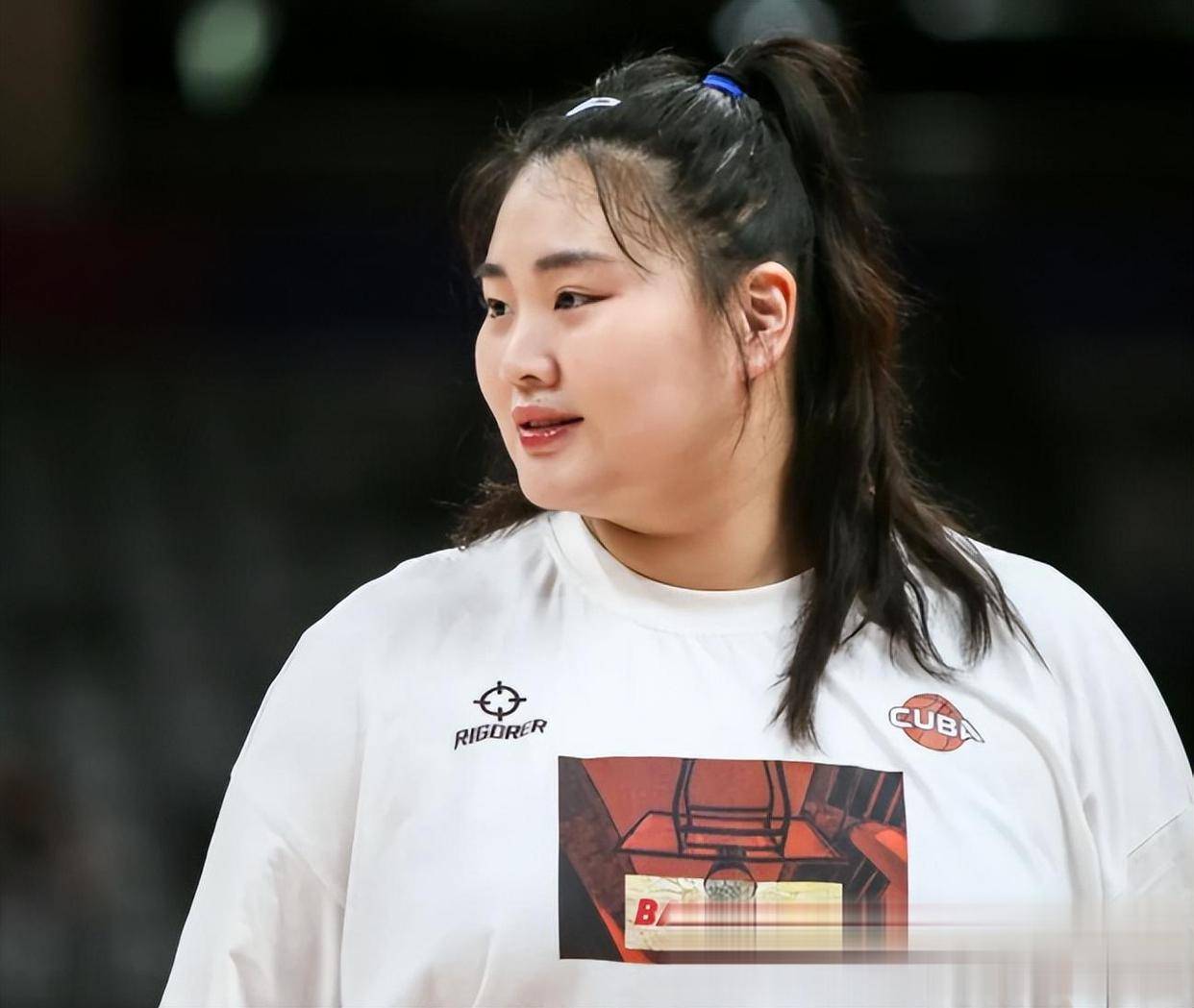 刘禹彤40+12加盟最强战：率上海女篮2分险胜新疆24中17太高效(刘禹彤加盟上海女篮后的球队文化)
