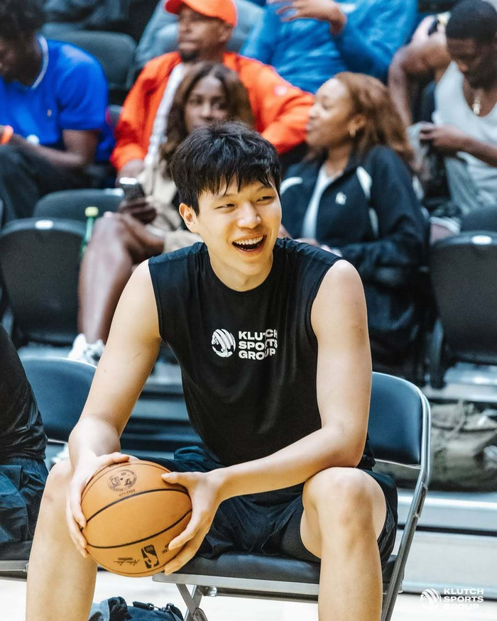 小卡连线杨瀚森笑容满面：传授经验相约练球的简单介绍